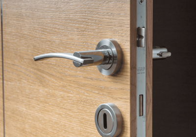 errores comunes al intentar abrir una puerta sin llave
